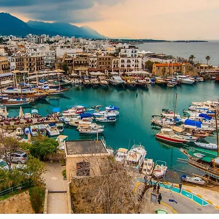 아파트 Centrally Located With Mountain & Sea Views Avdhellero