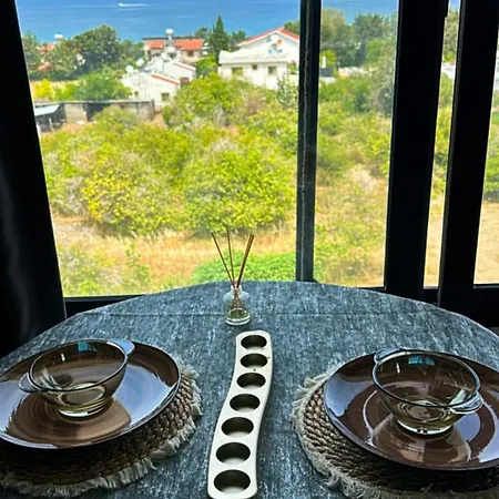 Centrally Located With Mountain & Sea Views 아파트 Avdhellero