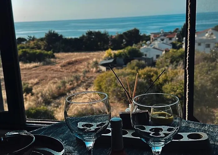 Apartmán Centrally Located With Mountain & Sea Views