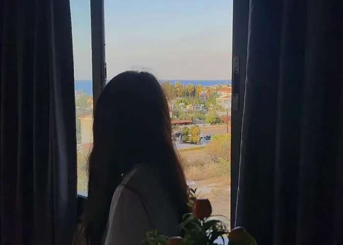 Apartmán Centrally Located With Mountain & Sea Views *