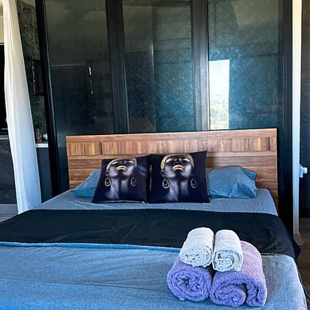 شقة Centrally Located With Mountain & Sea Views