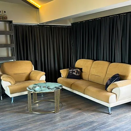 Centrally Located With Mountain & Sea Views شقة Avdhellero