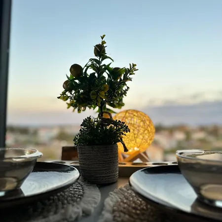 Centrally Located With Mountain & Sea Views شقة Avdhellero