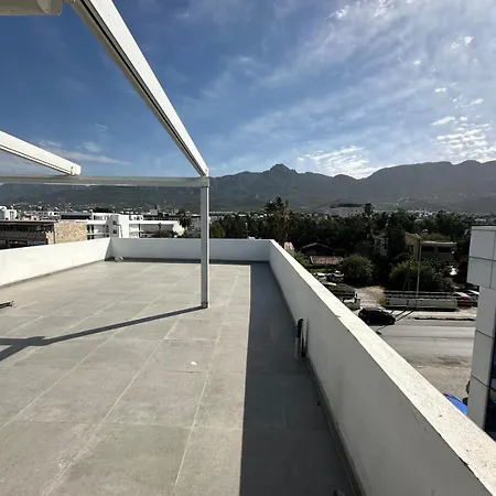 Centrally Located With Mountain & Sea Views Lägenhet