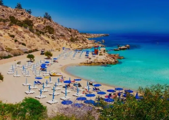 Centrally Located With Mountain & Sea Views Apartmán *