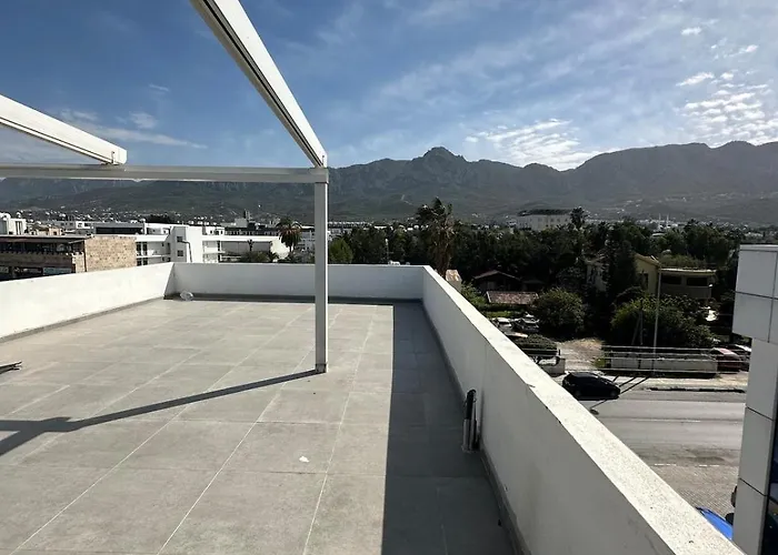 Centrally Located With Mountain & Sea Views Apartmán